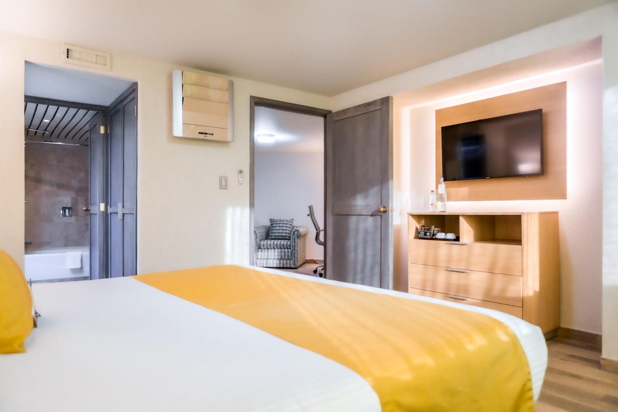 La Joya Pachuca Hotel Bagian luar foto A room at the hotel
